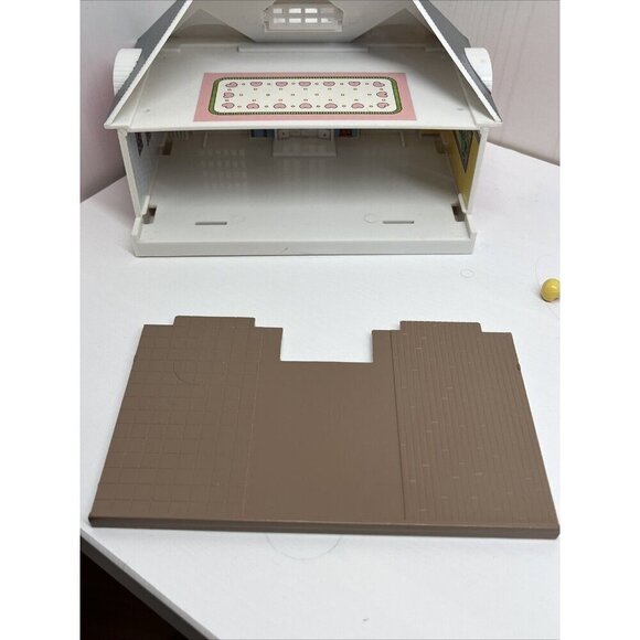 My Pretty Dollhouse Pink Palace Set Vintage 1994 Lewis Galoob w/extra figures - Picture 10 of 11